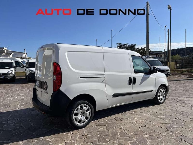 Usata Fiat Doblò 105 CV (77 kW) 2022 Bianco Monovolume