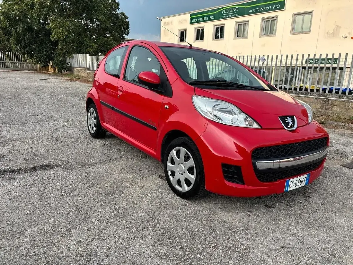 Usata Peugeot 107 68 CV (50 kW) 2011 Rosso Utilitaria