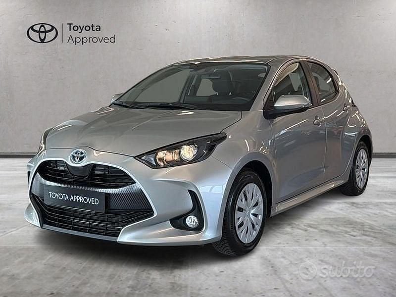 Usata Toyota Yaris Hybrid Active 116 CV (85 kW) 2022 Grigio Berlina