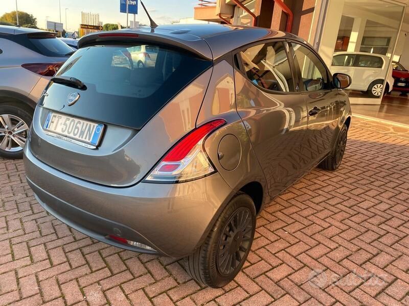 Usata Lancia Ypsilon 69 CV (50 kW) 2019 Grigio Utilitaria