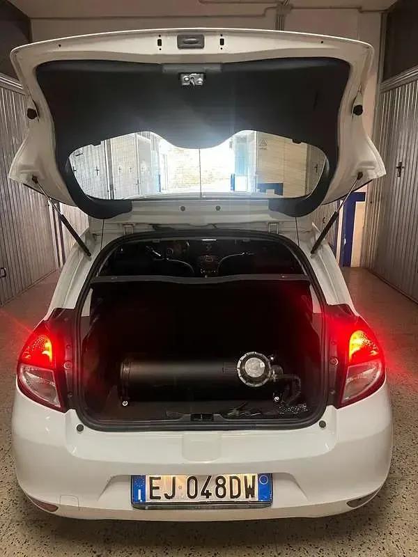 Usata Renault Clio III 75 CV (55 kW) 2011 Bianco Berlina