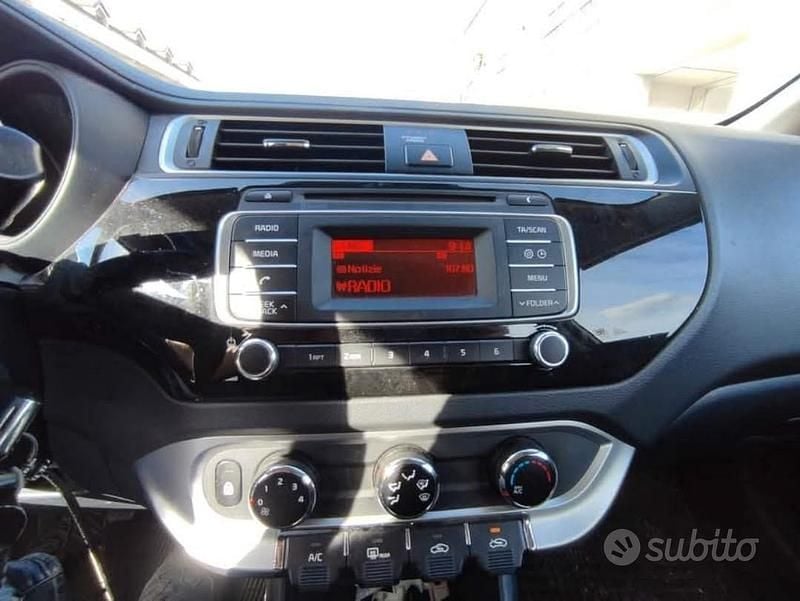 Usado Kia Rio Active 75 HP (55 kW) 2015 Branco Sedan