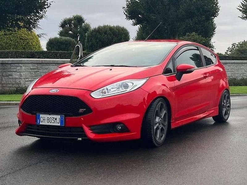 Usata Ford Fiesta Sport 182 CV (133 kW) 2017 Rosso Utilitaria
