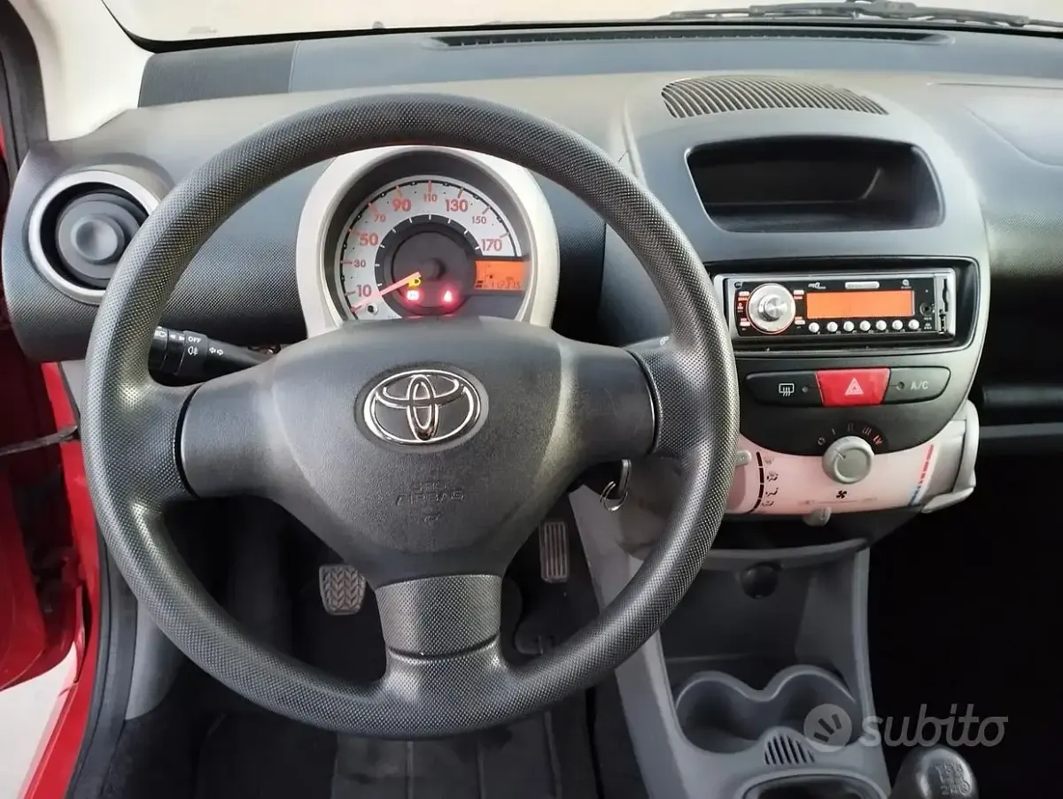 Second-hand Toyota Aygo 68 CP (50 kW) 2008 Roșu Hatchback