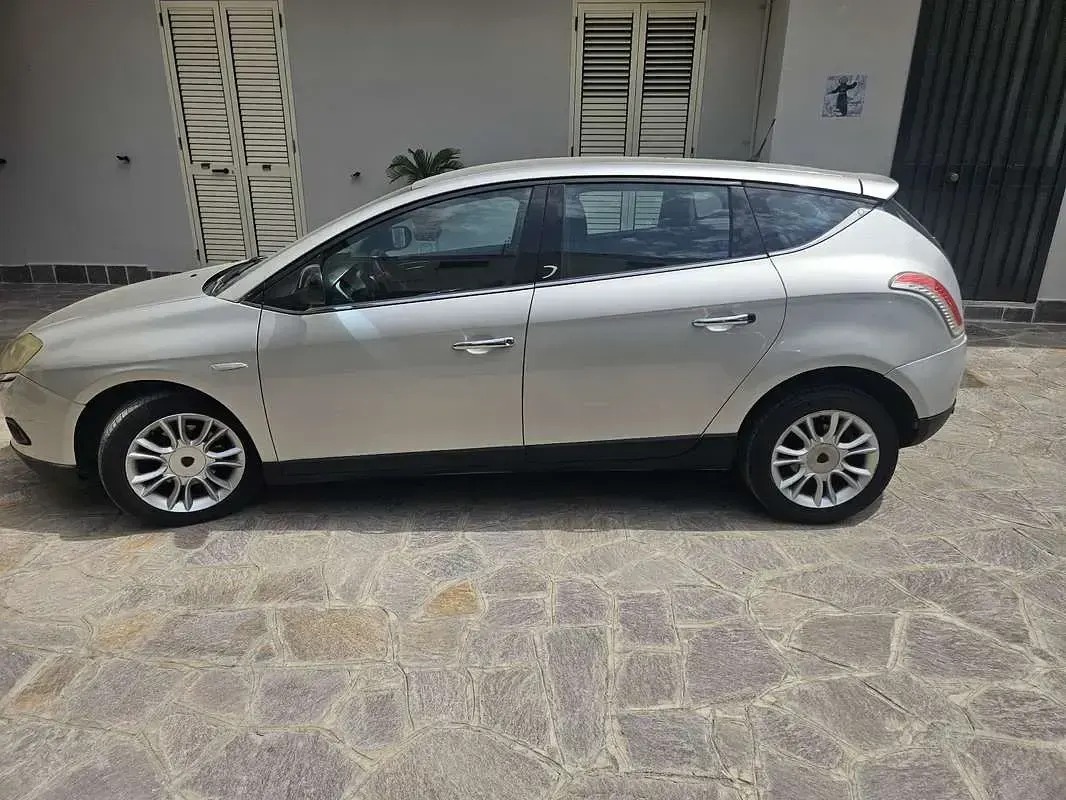 Usata Lancia Delta 120 CV (88 kW) 2009 Utilitaria