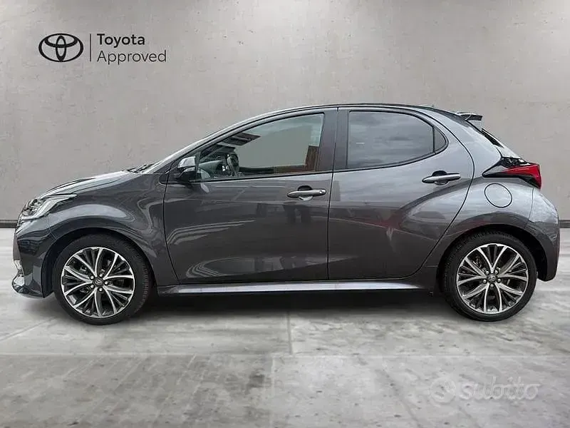 Usata Toyota Yaris Hybrid Lounge 131 CV (96 kW) 2024 Grigio Berlina