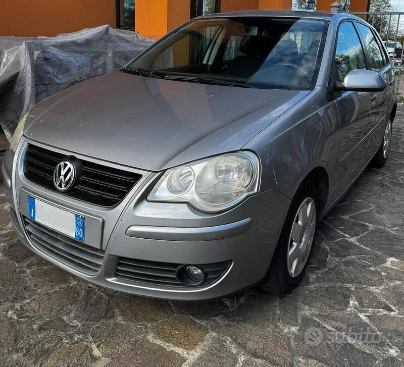 Grigio Usata 2006 VW Polo Due volumi | 2300 € (Buon prezzo) - Immagine 1/4
