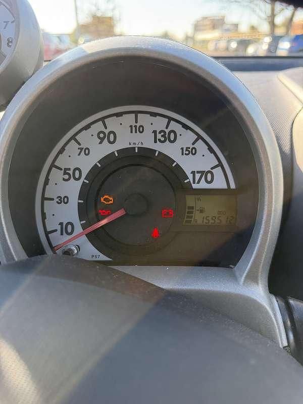 Usata Peugeot 107 Active 68 CV (50 kW) 2010 Argento Utilitaria