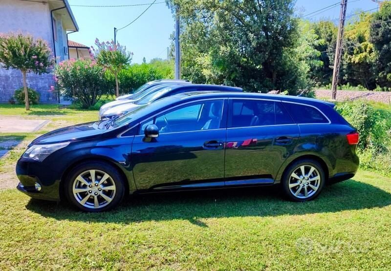 Usata Toyota Avensis 124 CV (91 kW) 2013 Nero Station wagon