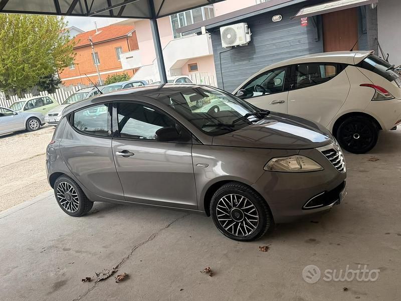 Usata Lancia Ypsilon 95 CV (69 kW) 2017 Nero Utilitaria