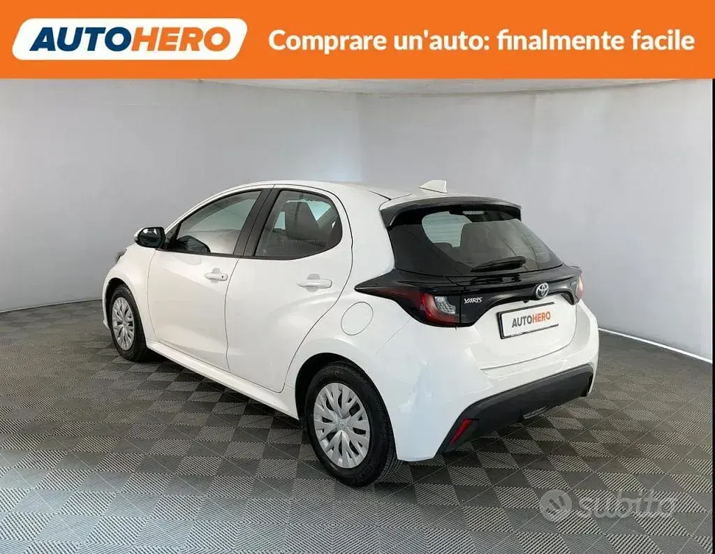 Usata Toyota Yaris Hybrid Active 92 CV (67 kW) 2022 Bianco Berlina