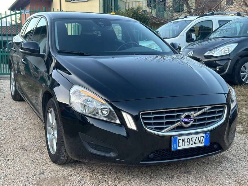 Usata Volvo V60 Momentum 163 CV (119 kW) 2012 Nero Station wagon