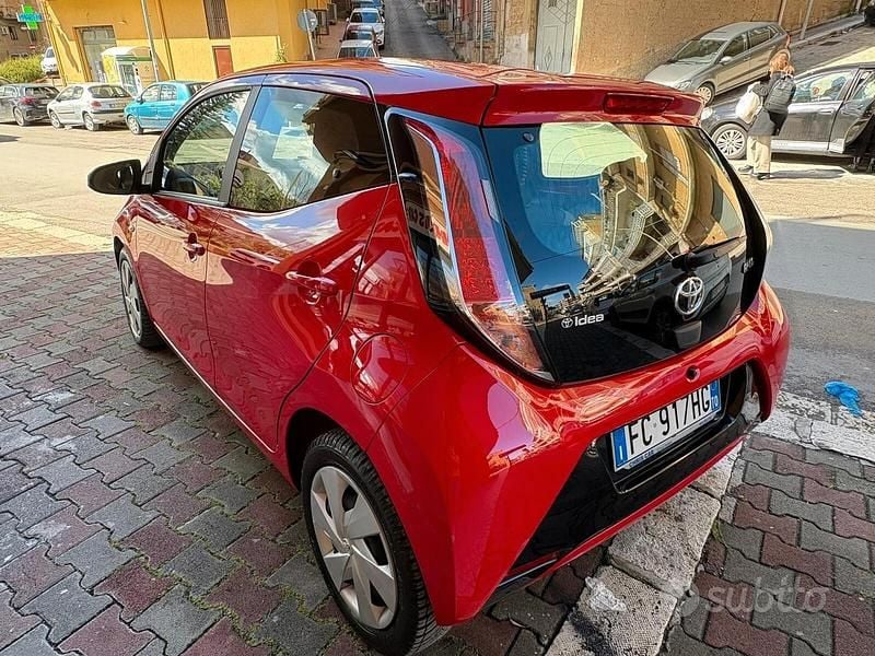 Usata Toyota Aygo X-clusiv 69 CV (50 kW) 2016 Rosso Utilitaria