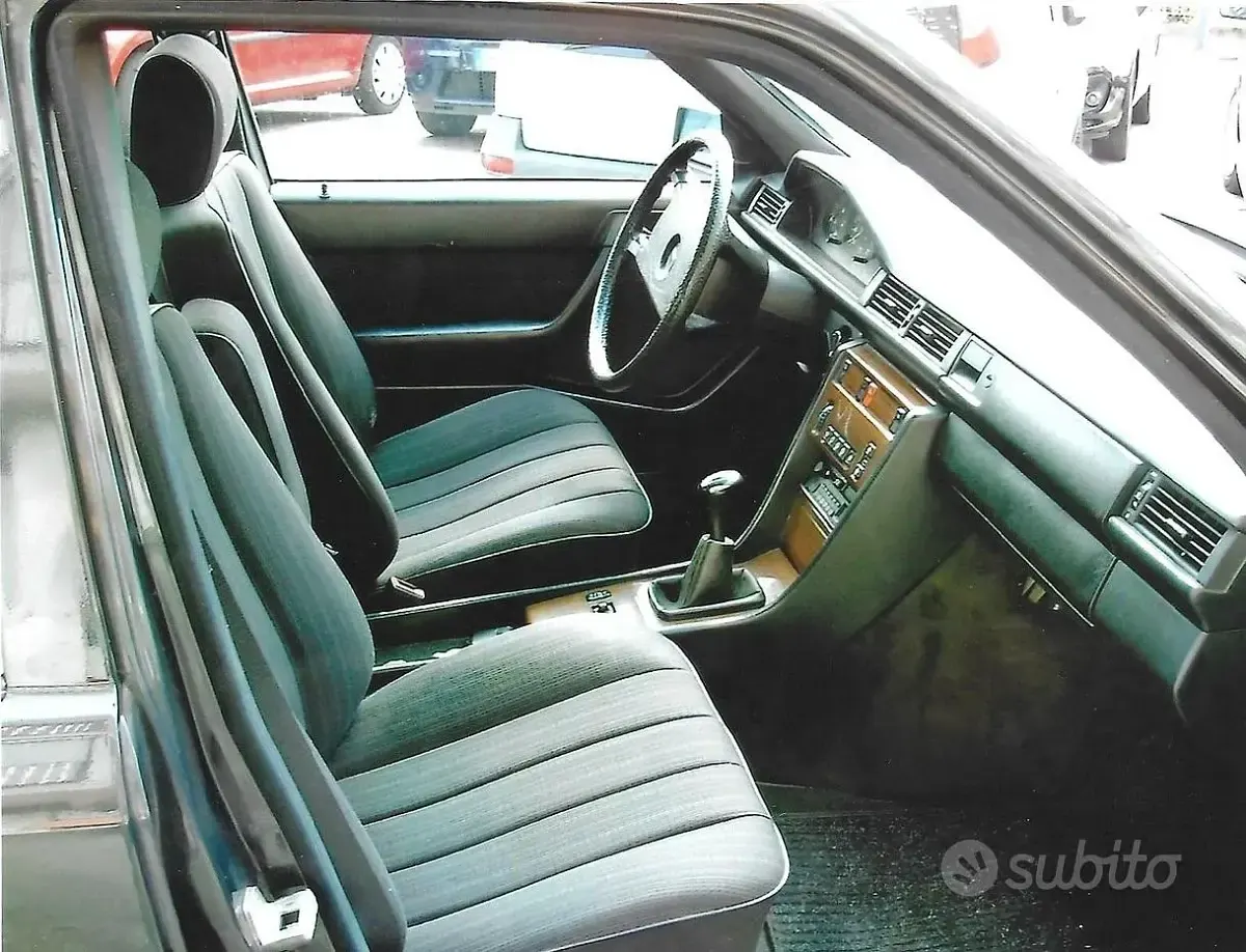 Usata Mercedes 200 122 CV (89 kW) 1989 Nero Berlina