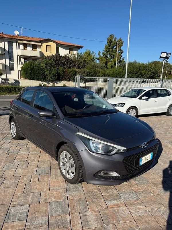 Usata Hyundai i20 75 CV (55 kW) 2017 Grigio Berlina