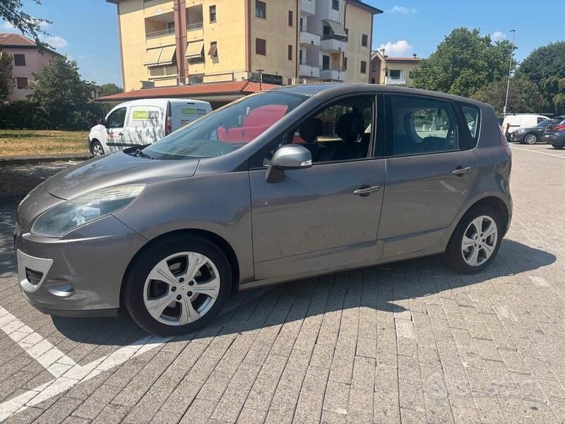 Usata Renault Scénic III 110 CV (80 kW) 2011 Grigio Monovolume