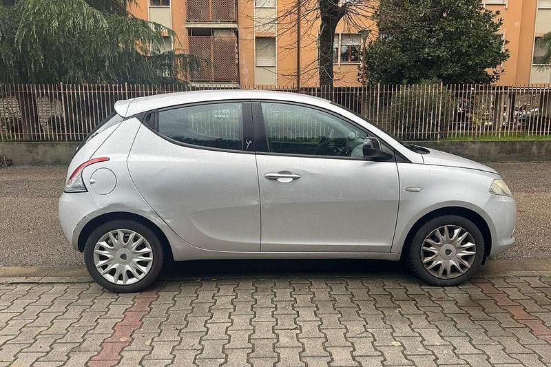 Usata Lancia Ypsilon Silver 69 CV (50 kW) 2012 Grigio Utilitaria
