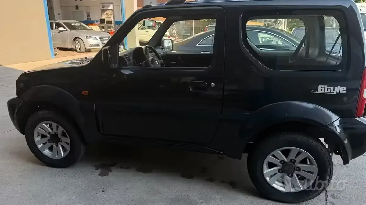 Usata Suzuki Jimny 85 CV (62 kW) 2011 Nero SUV
