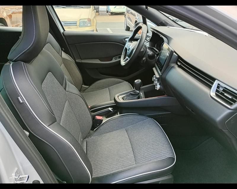 Usata Renault Clio V Intens 140 CV (102 kW) 2022 Grigio Utilitaria
