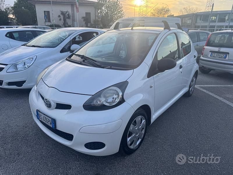 Usata Toyota Aygo 68 CV (50 kW) 2011 Bianco Utilitaria