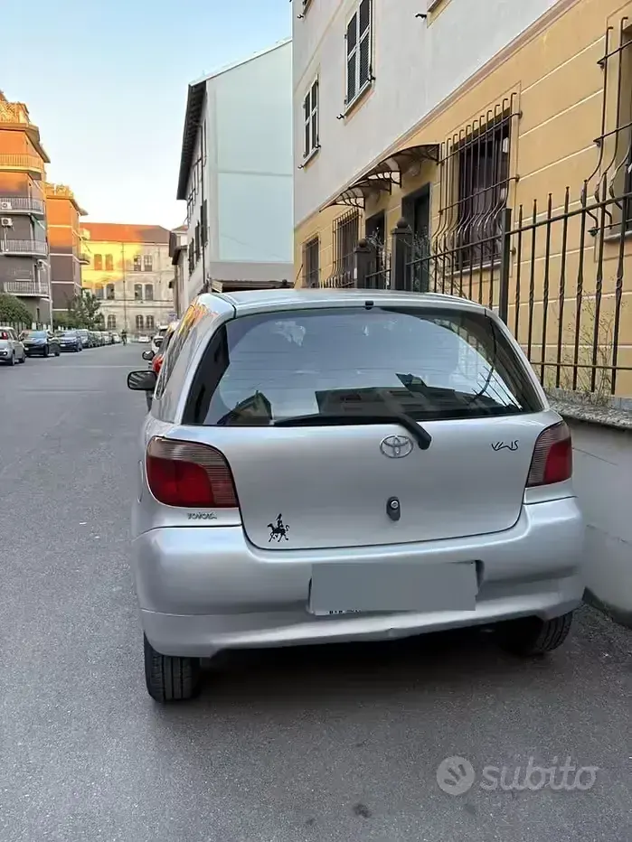 Usata Toyota Yaris 68 CV (50 kW) 2000 Grigio Berlina