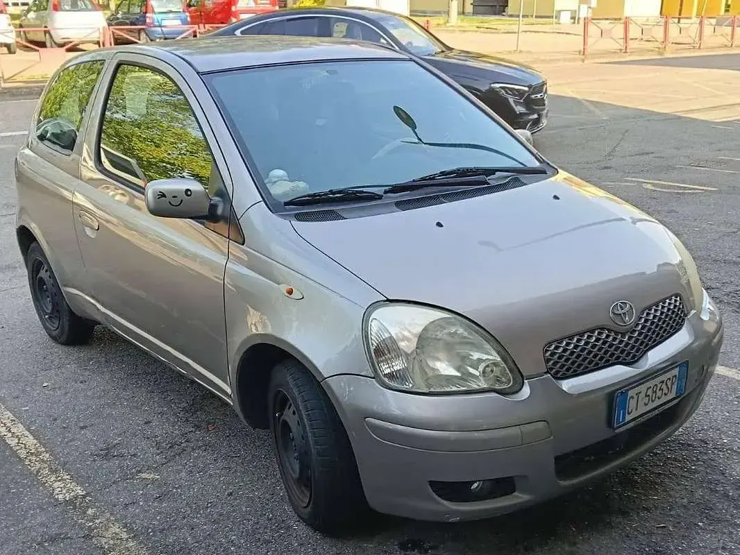 Usata Toyota Yaris 65 CV (47 kW) 2005 Grigio Utilitaria