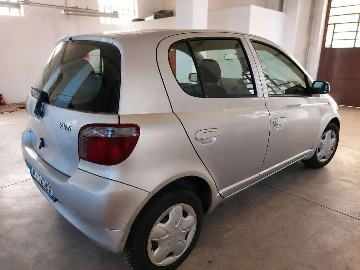 Usata Toyota Yaris Sol 86 CV (63 kW) 2002 Argento Berlina