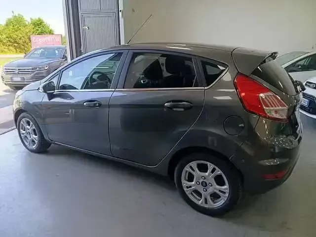 Usata Ford Fiesta 75 CV (55 kW) 2016 Grigio Utilitaria