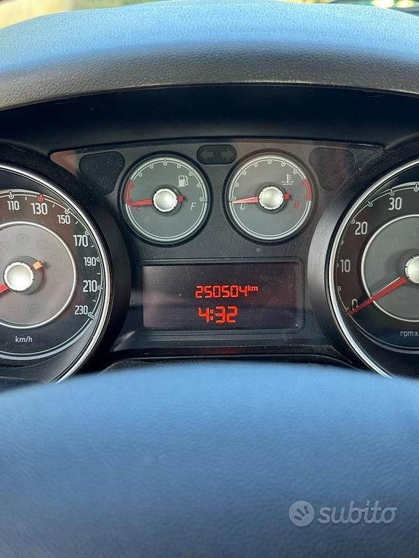 Usata Fiat Punto Easy 75 CV (55 kW) 2013 Bianco Utilitaria