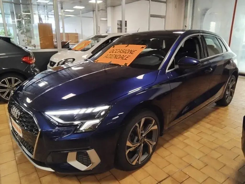 Usata Audi A3 150 CV (110 kW) 2023 Blu navarra / metallizzato Berlina