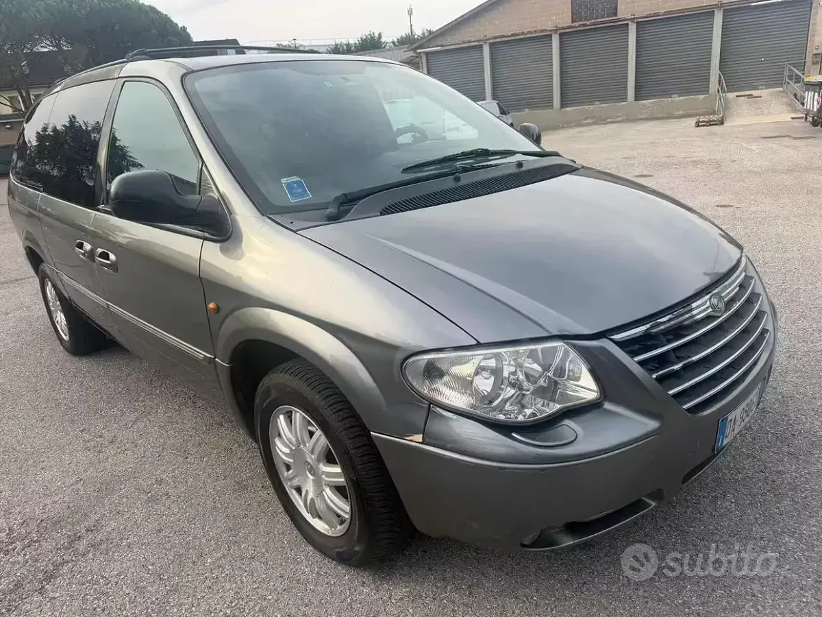 Usata Chrysler Grand Voyager Limited 150 CV (110 kW) 2006 Grigio Monovolume