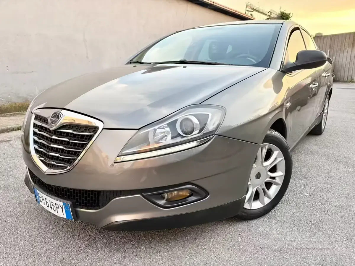 Begagnad Lancia Delta 120 HK (88 kW) 2011 Grå Halvkombi