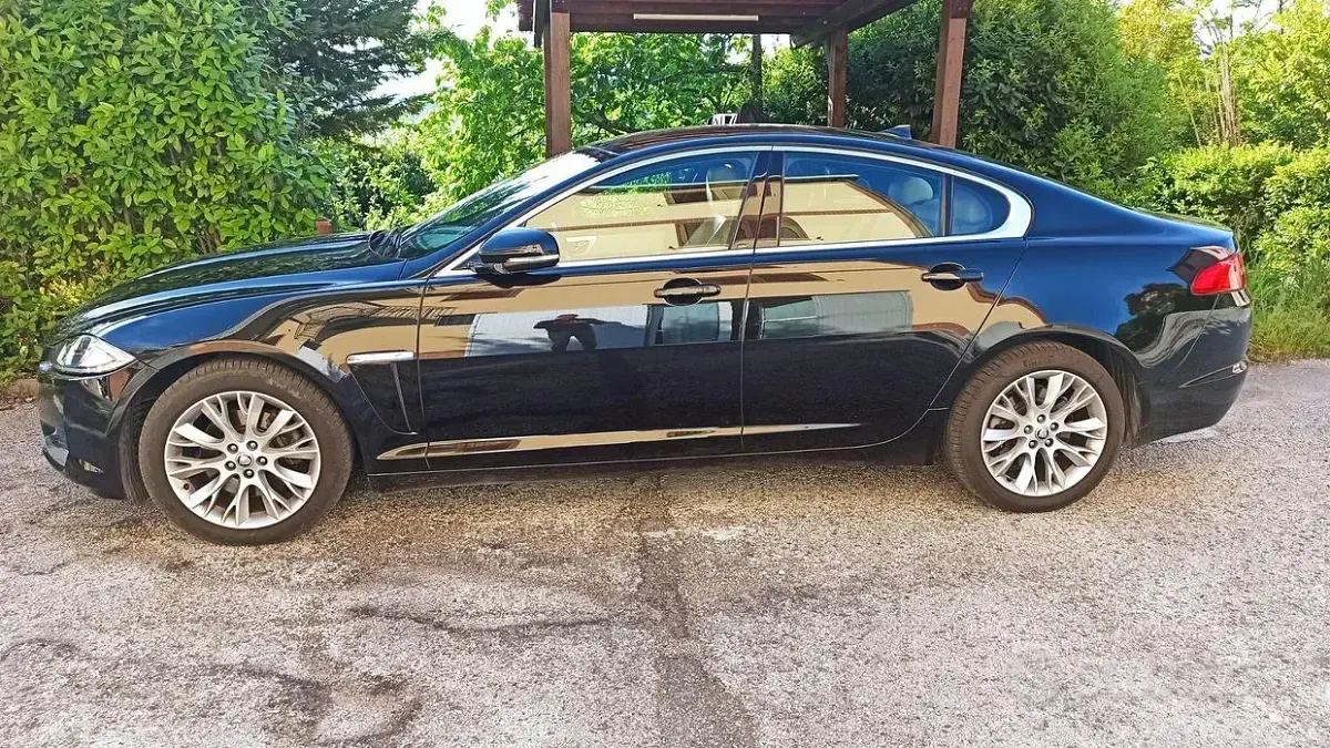Usata Jaguar XF 200 CV (147 kW) 2013 Nero Berlina