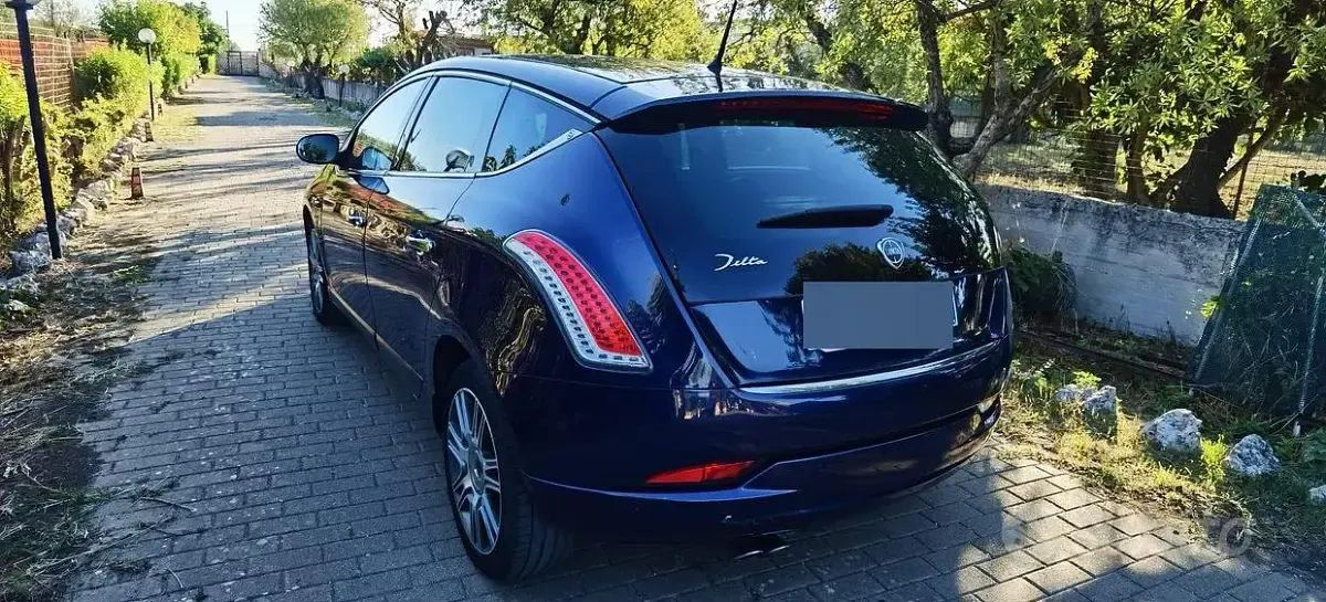 Usata Lancia Delta 120 CV (88 kW) 2014 Blu Utilitaria