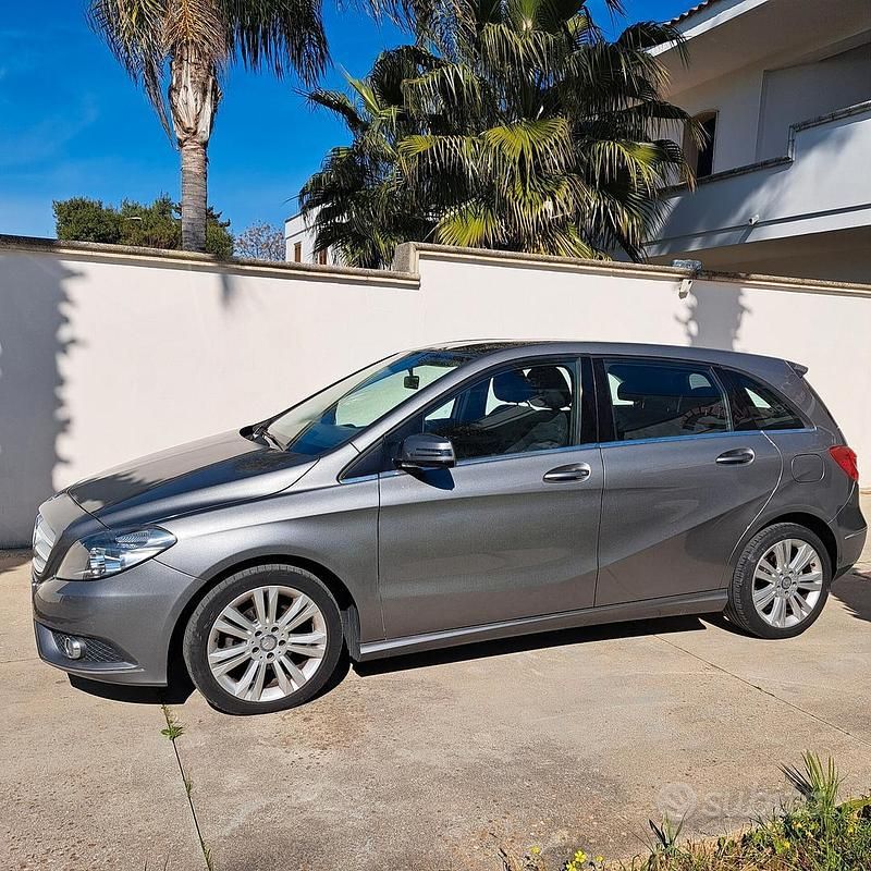 Usata Mercedes B180 108 CV (79 kW) 2013 Grigio Monovolume
