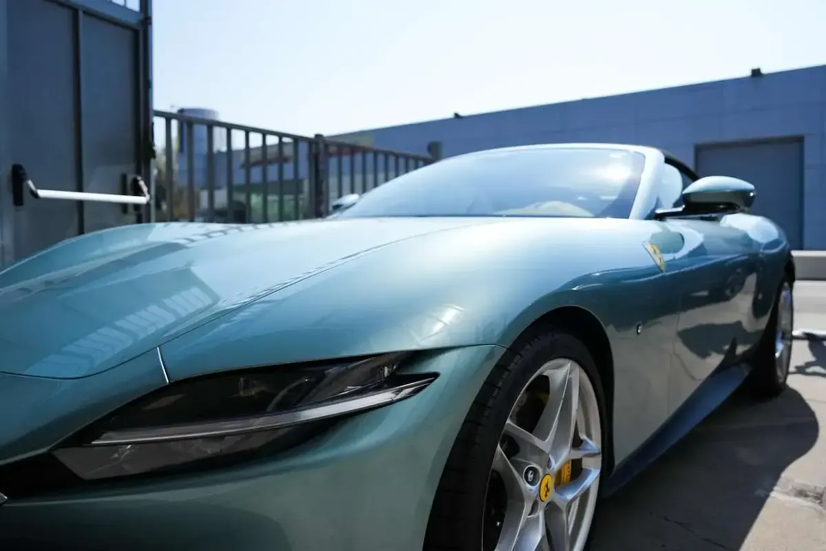 Usata Ferrari Roma 620 CV (456 kW) 2024 Azzurro trevi Cabrio