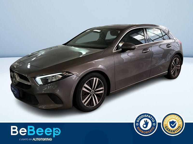 Grigio scuro metallizzato Usata 2021 Mercedes A180 Tre volumi | 24.300 € (Buon prezzo) - Immagine 1/3