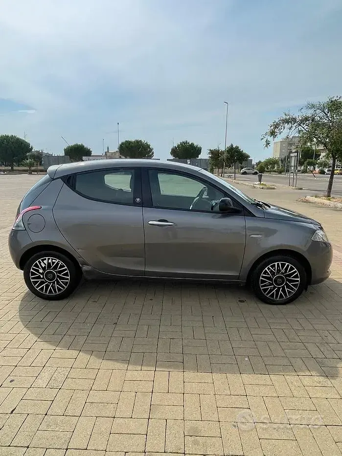 Usata Lancia Ypsilon 95 CV (69 kW) 2015 Grigio Utilitaria
