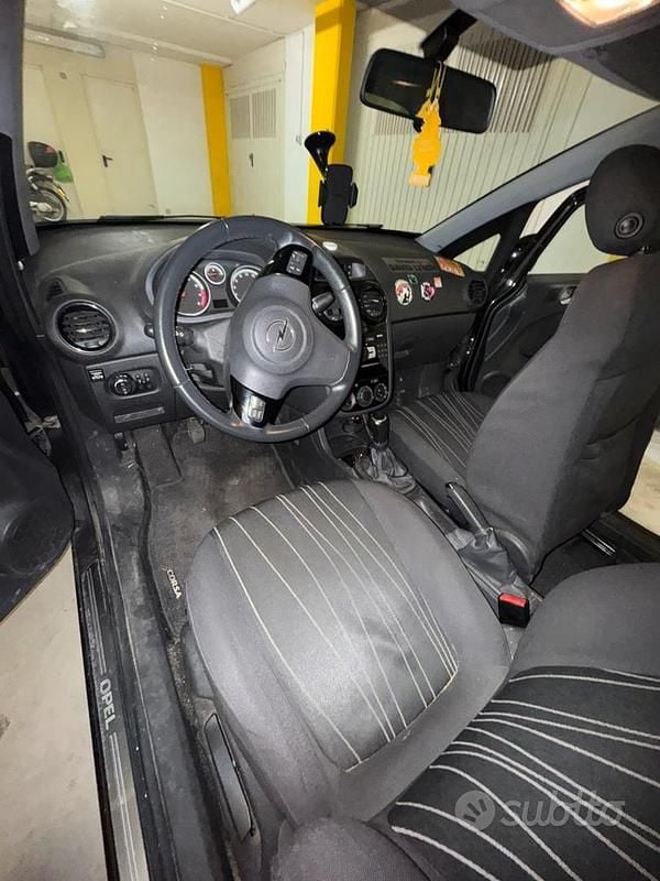 Usata Opel Corsa Edition 80 CV (58 kW) 2010 Nero Berlina