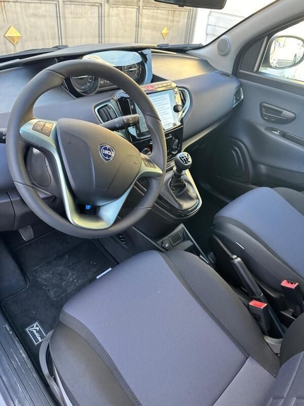 Usata Lancia Ypsilon Gold 69 CV (50 kW) 2023 Grigio Utilitaria