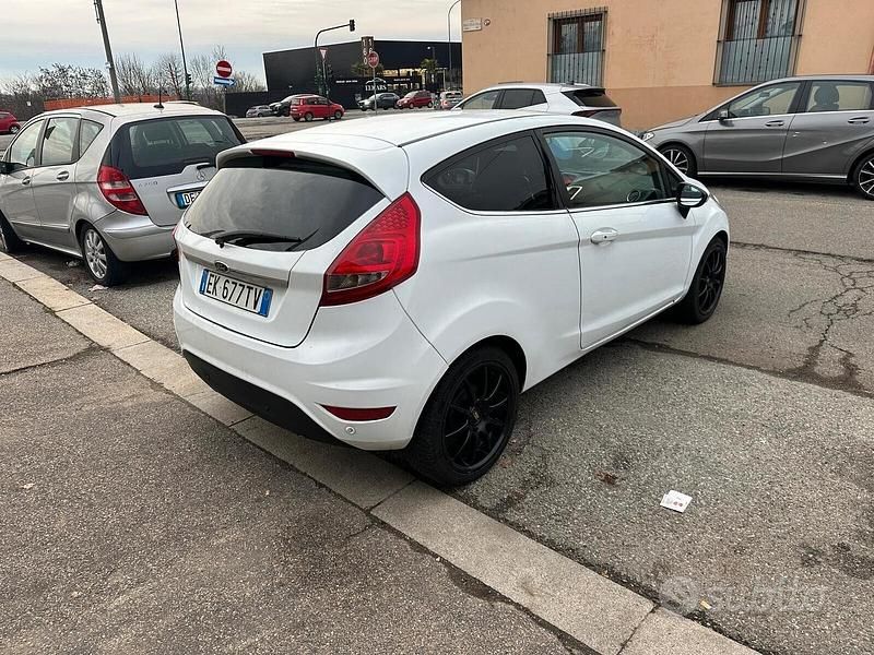 Usata Ford Fiesta Titanium 70 CV (51 kW) 2011 Bianco Utilitaria