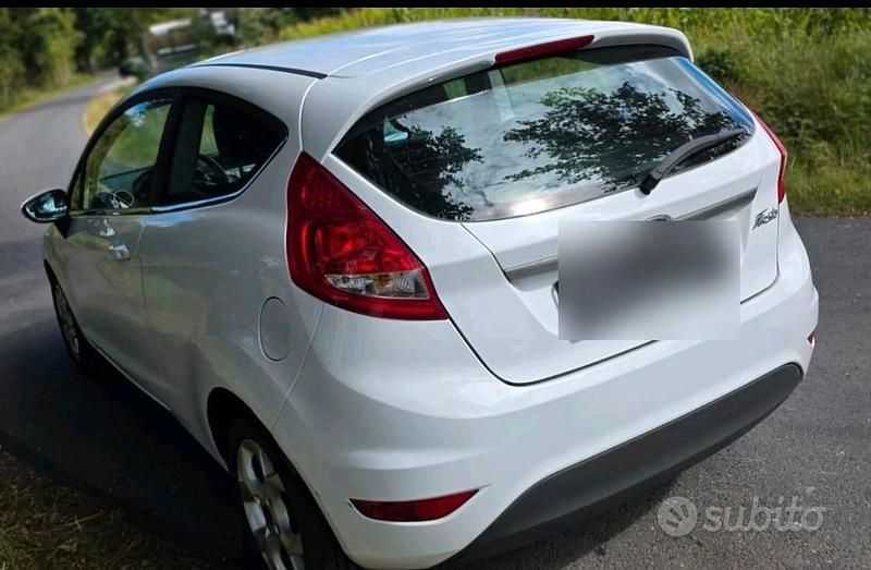 Usata Ford Fiesta 82 CV (60 kW) 2009 Bianco Berlina