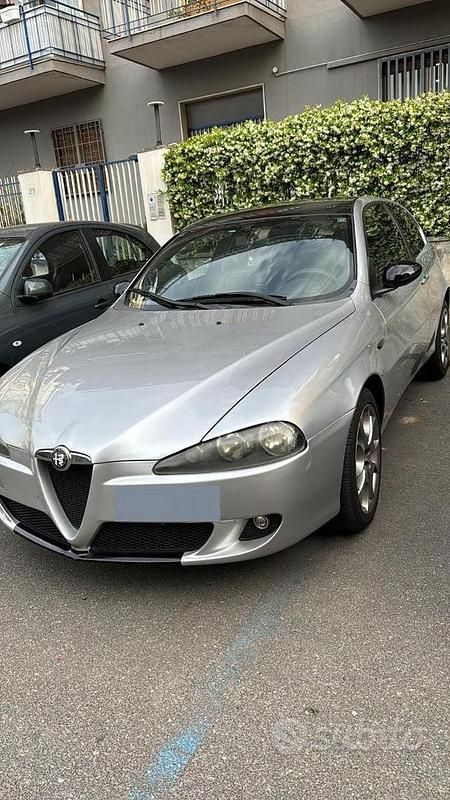 Usata Alfa Romeo 147 150 CV (110 kW) 2005 Grigio Utilitaria