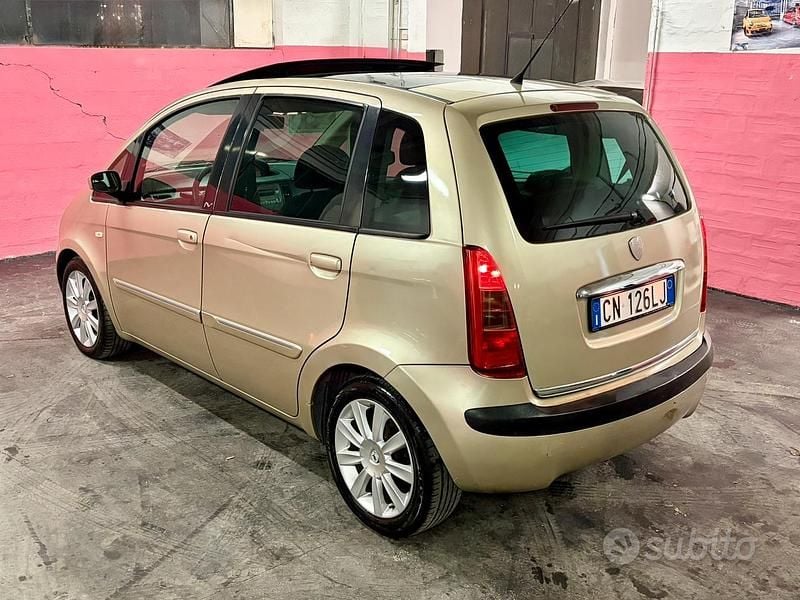 Usata Lancia Musa 101 CV (74 kW) 2005 Bianco Monovolume