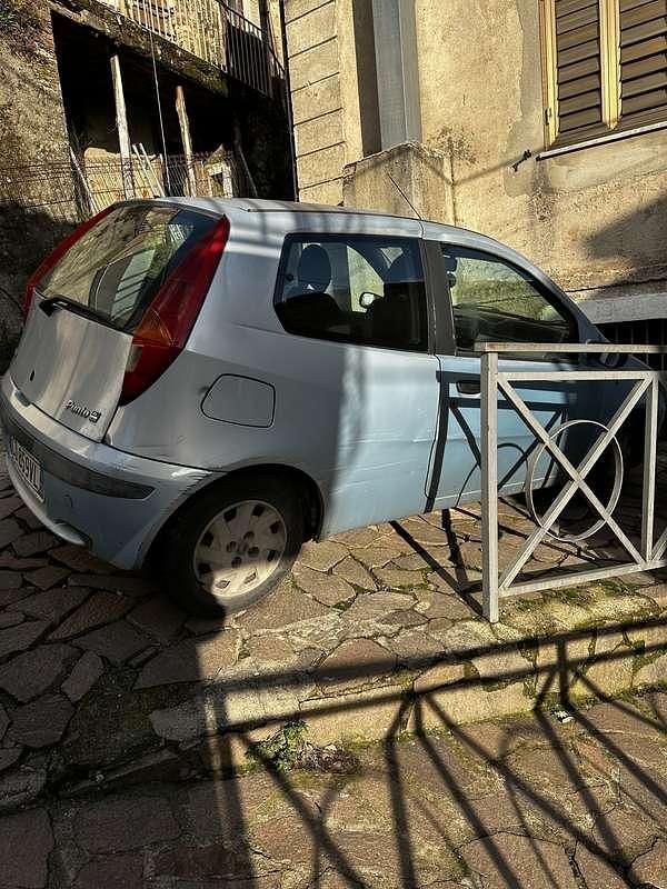 Usata Fiat Punto Feel 60 CV (44 kW) 2002 Blu/azzurro Berlina