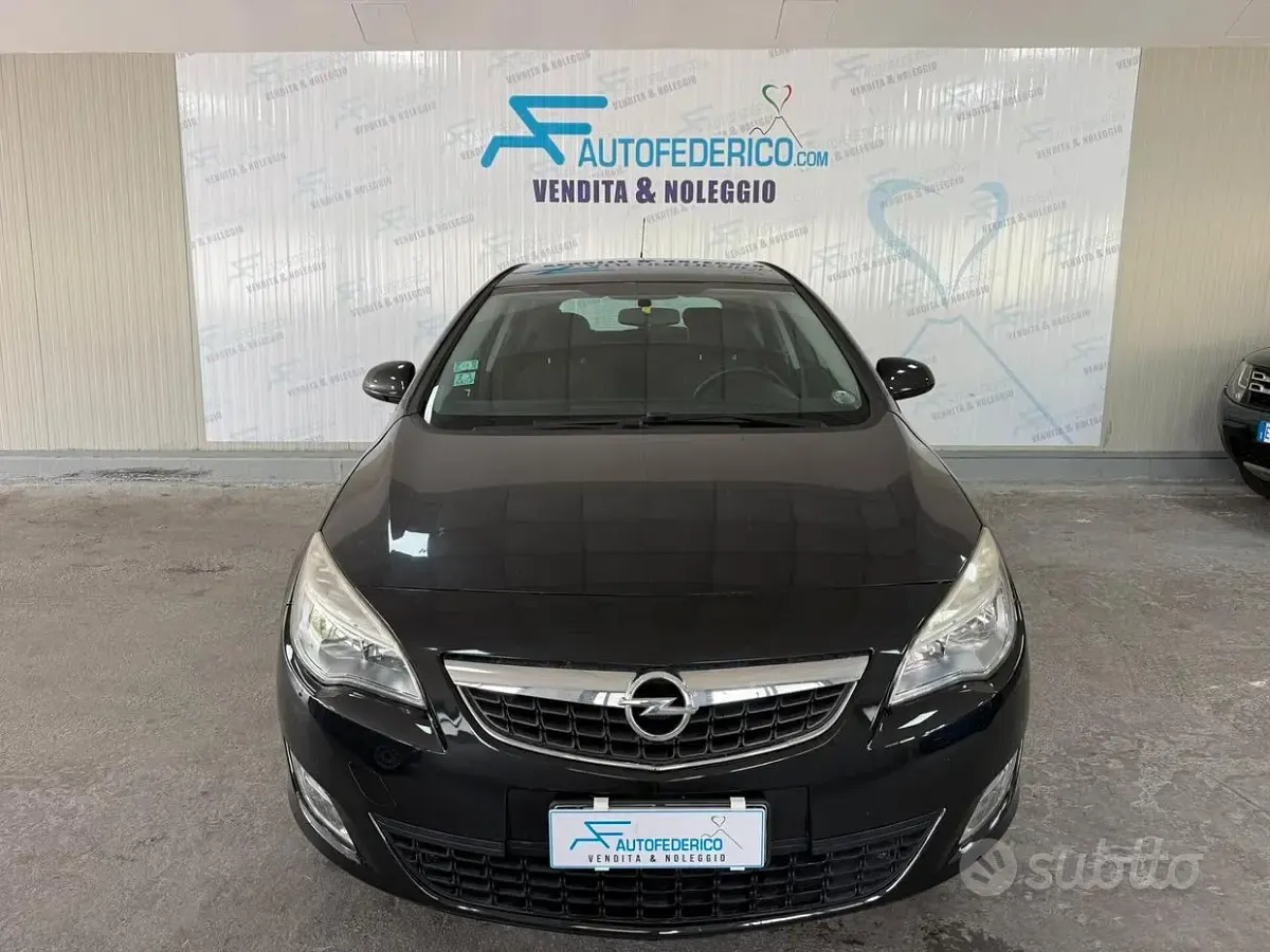 Usata Opel Astra Cosmo 125 CV (91 kW) 2011 Nero Berlina