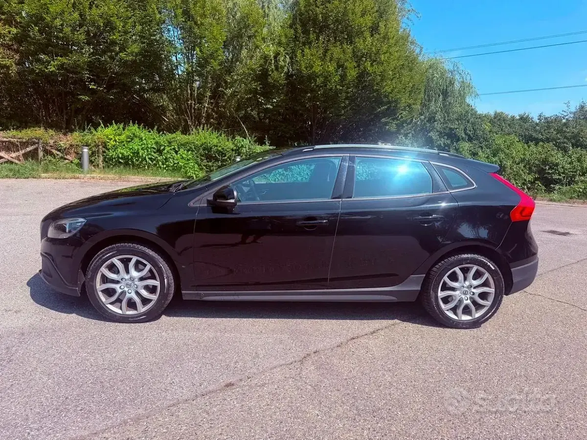 Usata Volvo V40 CC 120 CV (88 kW) 2018 Nero Station wagon
