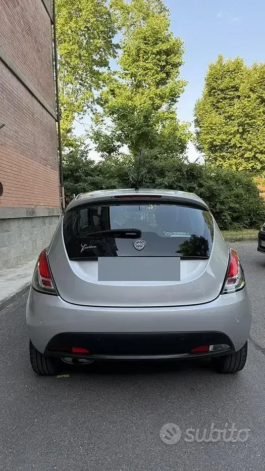 Usata Lancia Ypsilon 69 CV (50 kW) 2015 Grigio Utilitaria