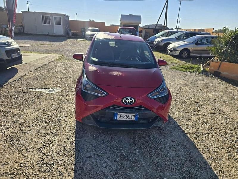 Usata Toyota Aygo X-clusiv 72 CV (52 kW) 2021 Rosso Utilitaria