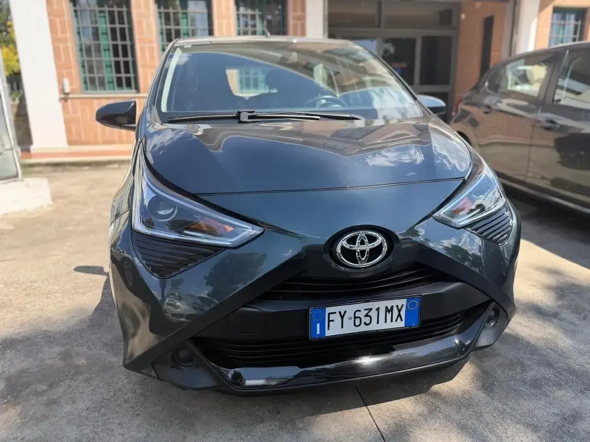 Usata Toyota Aygo 72 CV (52 kW) 2019 Argento Utilitaria
